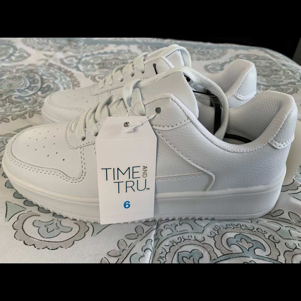 New with tags - Memory Foam Time and Tru sneakers. White with laces.Size 6.